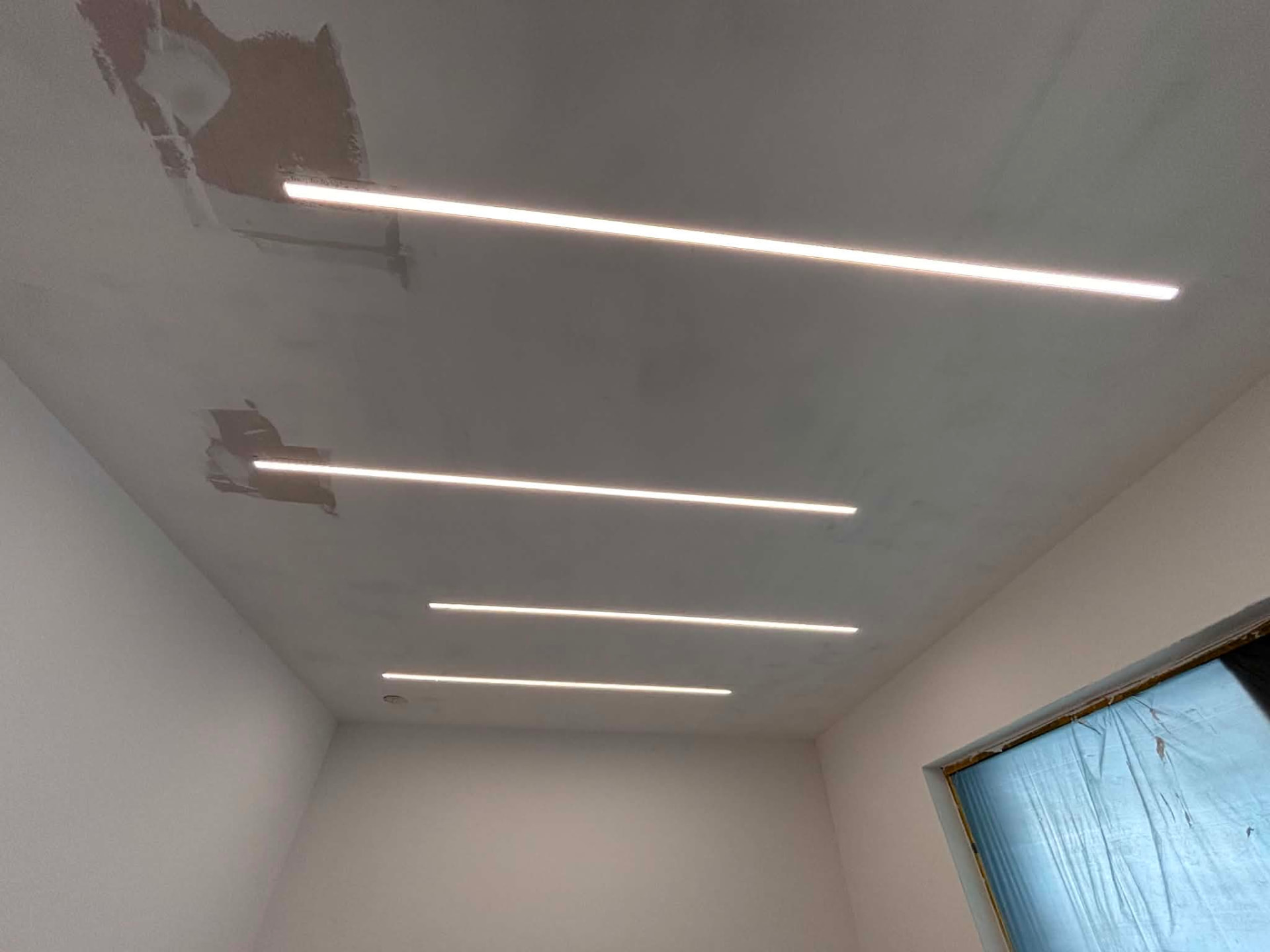 Süllyesztett lineáris LED-világítás gipszkarton mennyezetbe építve